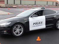 O mașină de poliție Tesla a rămas fără baterie în timp ce urmărea un suspect. Ce a urmat