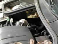 Descoperirea șocantă făcută de un mecanic din Franța sub capota unei mașini