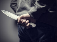 Doi copii de 7 și 12 ani au atacat o femeie de 60 de ani cu un cuțit. Ce a urmat