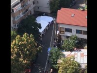 Nuntă cu corturi uriașe și grătare încinse pe o stradă din București. VIDEO