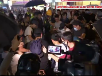 Hong Kong, câmp de bătaie. Momentul în care un bărbat este lovit de zeci de manifestanți