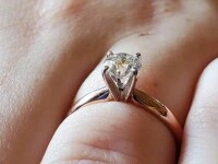 A vrut să se laude cu inelul de logodnă pe Facebook, dar în poză a apărut ceva neobișnuit