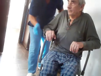 Abuzuri în căminele de bătrâni din România. Cum sunt tratați vârstnicii ilegale