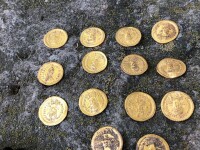 Zeci de monede din aur și bronz descoperite de arheologi - 4