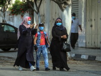 Palestinienii poartă mască de protecție pe stradă. Fâșia Gaza este în carantină din 25 august din cauza Covid-19