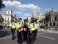 Arestări în lanț în Londra. Mii de oameni au protestat pentru limitarea poluării