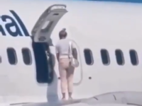 VIDEO. O femeie a deschis ușa avionului și a ieșit pe aripă pentru că „îi era prea cald”