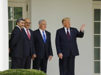 Donald Trump, Benjamin Netanyahu, ministrul de externe al EAU, şeicul Abdallah bin Zayed Al-Nahyan, şi cel al Bahrein, Abdel Latif al-Zayani