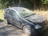 O mașină s-a răsturnat după ce un șofer de 63 de ani ar fi depășit periculos un alt autoturism