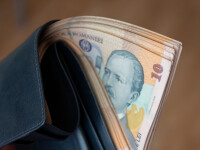 Ce a făcut un pensionar din Galați după ce a găsit pe o bancă un portofel plin cu bani