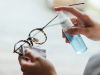 Studiu: Persoanele care poartă ochelari de vedere, mai puțin predispuse în a se infecta cu noul coronavirus