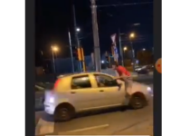 Provocare sinucigașă pe TikTok în Italia: tinerii se filmează în timp ce se aruncă în fața mașinilor