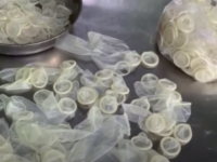 Prezervative folosite, spălate, ambalate și vândute ca noi. Poliția a găsit 360 de kilograme