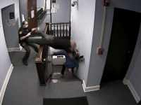 Ce a pățit un polițist care s-a aruncat pe scări să prindă un evadat