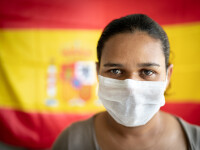 Femeie cu mască, Spania