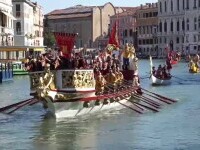 Paradă de bărci, la Veneția. Unele sunt construite după tehnici din secolul al 16-lea