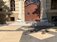 Primăria Timișoara a vopsit cu modele asfaltul pe care l-a turnat la clădirile istorice din oraș. Viceprimar: ”Este un test”