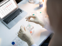 Doi elevi şi un cadru didactic din Buzău, confirmaţi cu coronavirus în urma utilizării testelor rapide