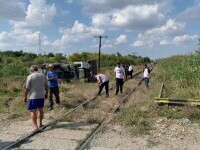 Un șofer pe un excavator a murit după ce utilajul a fost lovit de tren