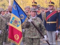 Medicii „Spitalului Militar Central” din București au primit în mod simbolic drapelul de luptă. Klaus Iohannis a fost prezent