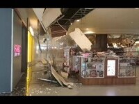 Tavanul unui mall din Cluj s-a prăbușit peste un stand sub ochii clienților. VIDEO