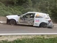 Accident grav la raliul din Câmpulung Muscel. O mașină s-a lovit de marginea drumului și s-a rostogolit de câteva ori în aer