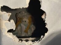 Un bărbat a găsit o păpușă infiorătoare în pereții casei. Biletul care o însoțea l-a îngrozit și mai tare