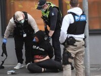 A fost, din nou, haos pe străzile din Melbourne. Protestatarii au blocat o autostradă și s-au urcat pe mașini. VIDEO și FOTO