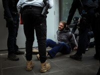 Haosul continuă pe străzile din Melbourne: Sute de oameni arestați, poliția a dat cu gaze lacrimogene și gloanțe de cauciuc