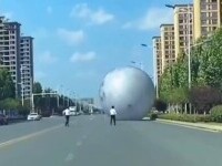 Doi bărbați au fost filmați în timp ce alergau o bilă imensă. Ce era, de fapt, aceasta. VIDEO