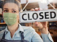 Dați afară din restaurant pentru că purtau mască de protecție