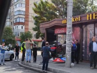 Un bărbat din Craiova a intrat cu mașina într-un magazin, după ce s-a ciocnit cu un TIR. VIDEO și GALERIE FOTO