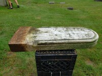O piatră funerară disparută din cimitir de 150 de ani, gasită în bucătăria unei femei. O folosea să facă caramele