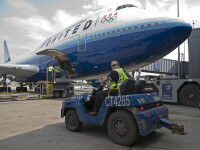 United Airlines va concedia aproape 600 de angajaţi nevaccinaţi