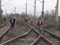 O bătrână a fost spulberată de tren. Femeia încerca să își gonească curcile de pe calea ferată