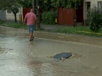 Investiție de mântuială la Bistrița. O stradă a devenit râu, după o ploaie: ”Lucru de doi lei”