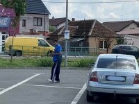 Parcagiu al Primăriei din Arad, beat de abia se ținea pe picioare, a împărțit amenzi. Ce s-a întâmplat după |VIDEO