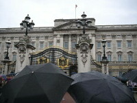 O fotografie virală a atras sute de turiști la Palatul Buckingham. Ce au descoperit turiștii când au ajuns acolo