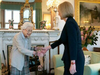 Regina Elisabeta și Liz Truss la ceremonia de investire - 4