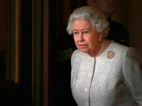 Regina Elisabeta a II-a brosa
