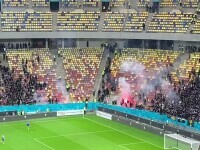 Bătaie la derby și în B. Suporterii roș - albaștrii s-au luat la bătaie cu jandarmii la pauza meciului Dinamo - Steaua