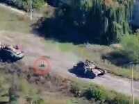 Momentul în care un tanc rusesc scăpat de sub control se oprește într-un copac. Videoclipul a devenit viral
