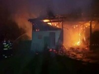 Incendiu puternic la o gospodărie din Suceava. Pompierii au intervenit cu cinci mașini