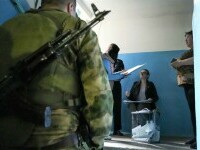Referendumuri în Ucraina. Soldații pro-ruși merg înarmați, din ușă în ușă, pentru a obține voturi, în zonele ocupate