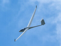 avion propulsat cu motor electric alimentat cu energie generată de hidrogen lichid