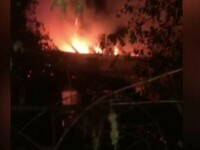 Incendiu de vegetație cu flăcări uriașe, la Târgu Jiu. Flăcări uriașe, mai mari decât o casă