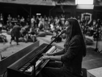 Prima zi, VINERI, la UNFINISHED: experimente sociale, DJ set-uri multidisciplinare, conversații și dezbateri în jurul tăcerii