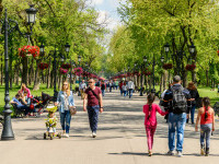 oameni pe strada