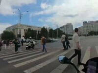 VIDEO. Un polițist de la Rutieră aflat pe motocicletă a lovit o femeie, pe trecerea de pietoni, în București