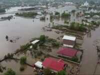 Gălățenii rămași pe drumuri din cauza inundațiilor au primit mâncare și haine într-o tabără. „E apa până-n tavan”